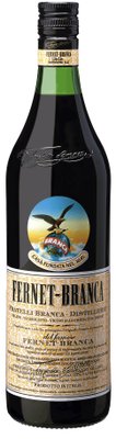 Eine Flasche Fernet-Branca mit einem eleganten schwarzen Design und goldenen Etiketten, die die Marke und Herkunft zeigt.
