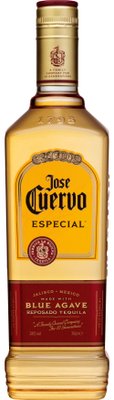 Eine Flasche Jose Cuervo Tequila mit gelbem Etikett und goldener Kappe, die in einem hellen Licht glänzt.