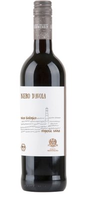 Eine Flasche Nero d'Avola Wein mit einem eleganten Etikett, das einen Leuchtturm und Wellen zeigt, steht auf einem weißen Hintergrund.