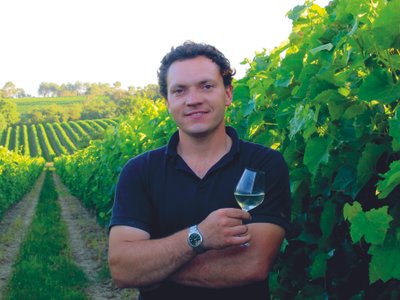 Ein Winzer genießt seinen Wein im Weinberg