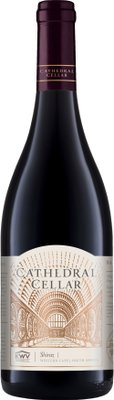 Eine elegante Flasche Shiraz mit dem Etikett 'Cathedral Cellar', das eine beeindruckende Weinkeller-Architektur zeigt.