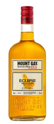 Eine Flasche Mount Gay Rum mit rotem Verschluss und gelbem Etikett, die die Marke und den Alkoholgehalt zeigt.
