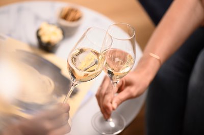 Zwei Gläser Sekt stoßen auf einen besonderen Moment an