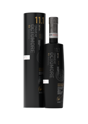 Octomore 11.1, ein limitierter Whisky, präsentiert sich in einer schwarzen Flasche und einer passenden, hochwertigen Verpackung.