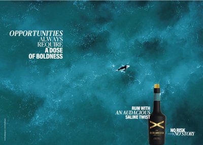 Ein Surfer paddelt auf dem tiefblauen Wasser, umgeben von einer inspirierenden Botschaft über Mut und Chancen.