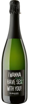Eine Flasche Riesling mit einem humorvollen Etikett, das den Spruch 'I WANNA HAVE SEXt WITH YOU!' trägt.