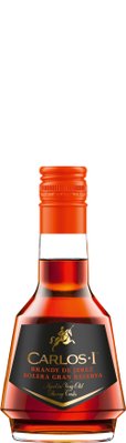 Eine elegante Flasche Carlos I Brandy, die in warmen, bernsteinfarbenen Tönen leuchtet und mit einem goldenen Etikett verziert ist.