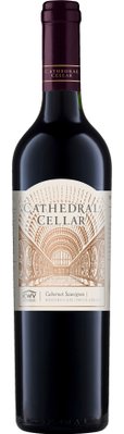 Ein hochwertiger Rotwein in einer Flasche, die mit einem goldenen Etikett und einem detaillierten Weinkeller-Motiv verziert ist.