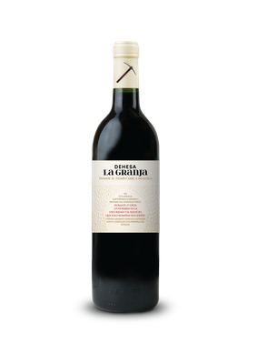 Eine elegante Flasche Rotwein mit einem stilvollen Etikett, das den Namen 'Dehesa La Granja' trägt und eine Geschichte erzählt.
