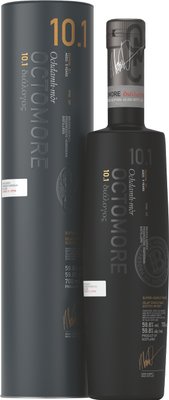 Eine elegante Flasche Octomore Whisky steht neben einer stilvollen Verpackung, beide in dunklen Farben gehalten.