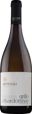Eine elegante Flasche Weißwein mit einem schwarzen Korken und einem stilvollen Etikett, das die Rebsorten Grillo und Chardonnay zeigt.