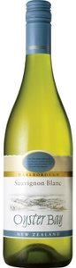 Die Flasche zeigt den charakteristischen blauen Verschluss und das ansprechende Etikett, das die Herkunft aus Marlborough betont.