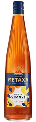 Die Flasche zeigt eine goldene Farbe und ein auffälliges Etikett mit bunten Zitrusfrüchten und dem Logo von Metaxa.