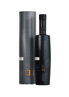 Schwarze, edle Flasche Octomore 13.1 mit silber-grauer Verpackung nebenan