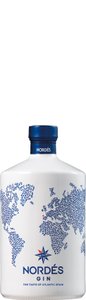 Eine stilvolle Flasche Nordés Gin mit einer weißen Oberfläche und einer blauen Weltkarte, die die Herkunft des Gins symbolisiert.