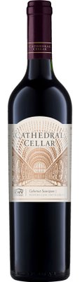 Ein hochwertiger Rotwein in einer Flasche, die mit einem goldenen Etikett und einem detaillierten Weinkeller-Motiv verziert ist.