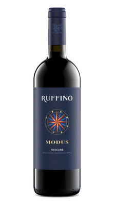 Eine elegante Weinflasche mit einem blauen Etikett, das den Namen 'Ruffino Modus' und eine stilisierte Kompassrose zeigt.
