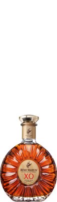 Flasche Remy Martin XO mit bernsteinfarbenem Inhalt, edlem Korkverschluss und stivollem Etikett