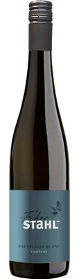Die Flasche präsentiert sich in einem eleganten Schwarz mit einem hellblauen Etikett, das den Wein stilvoll hervorhebt.