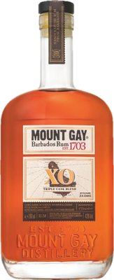 Eine Flasche Mount Gay Rum mit einem eleganten Design und einer tiefen, bernsteinfarbenen Flüssigkeit im Inneren.