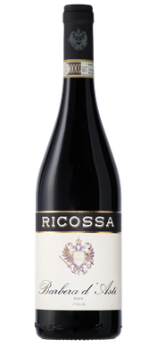 Eine elegante Flasche Rotwein mit dem Etikett 'Barbera d'Asti' und dem Logo von Ricossa, auf einem weißen Hintergrund.