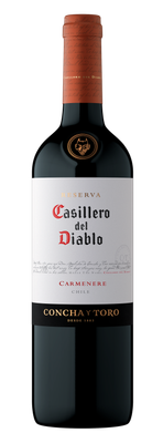 Ein hochwertiger Carmenere Wein in einer Flasche mit einem einzigartigen Etikett, das die Geschichte des Casillero del Diablo erzählt.