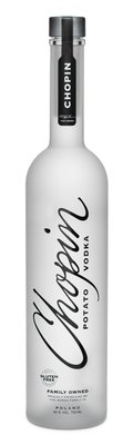 Eine elegante Flasche Chopin Kartoffelvodka mit einem minimalistischen Design und klaren Schriftzügen auf einem weißen Hintergrund.