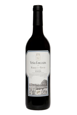 Eine elegante Flasche Rotwein mit dem Etikett 'Viña Collada' von Marqués de Riscal, die in einem stilvollen Licht steht.