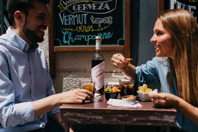 Genussvolle Momente bei Tapas und erfrischenden Getränken