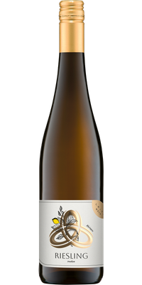 Die Flasche Riesling steht auf einem neutralen Hintergrund, das Etikett hebt sich mit einer stilisierten Darstellung von Früchten hervor.