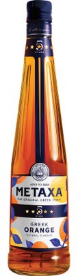 Die Flasche zeigt eine goldene Farbe und ein auffälliges Etikett mit bunten Zitrusfrüchten und dem Logo von Metaxa.