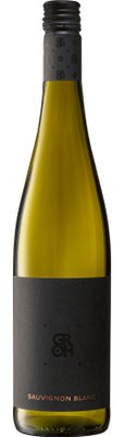 Eine elegante Flasche Sauvignon Blanc mit einem schwarzen Etikett und glänzender Oberfläche, die im Licht schimmert.