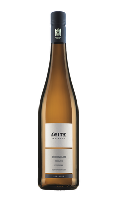 Eine elegante Flasche Riesling vom Weingut Leitz, die in sanften Brauntönen schimmert und mit einem schwarzen Korken verschlossen ist.