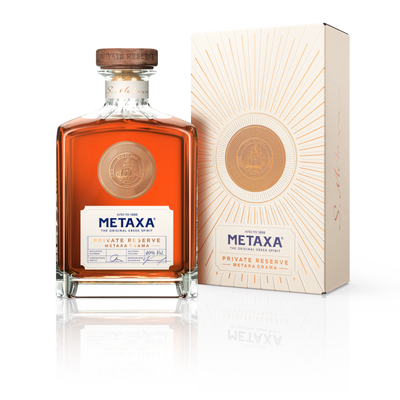 Ein hochwertiger griechischer Spirituosen-Genuss: Metaxa Private Reserve in einer klaren Flasche mit einem edlen Korkenverschluss.
