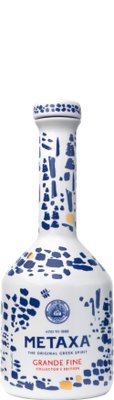 Eine elegante Flasche Metaxa mit einem kunstvollen, blauen und goldenen Muster auf weißem Hintergrund, die Sammleredition zeigt.
