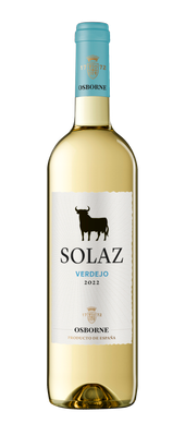 Eine elegante Flasche Solaz Verdejo 2022 mit einem stilisierten schwarzen Stier auf dem Etikett und goldenen Akzenten.