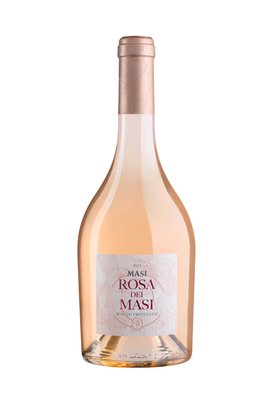 Die Flasche mit dem rosafarbenen Wein strahlt Eleganz aus, während das Etikett Informationen über die Herkunft und den Jahrgang bietet.