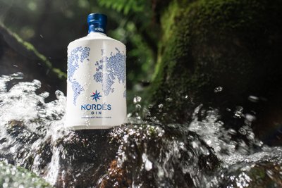Nordés Gin umgeben von sprudelndem Wasser