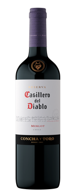 Eine elegante Flasche Casillero del Diablo Merlot aus Chile, mit einem markanten Etikett und einem geheimnisvollen Teufelssymbol.