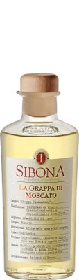 Detailaufnahme einer Grappa-Flasche mit einem informativen Etikett, das die Herkunft und den Geschmack der Spirituose beschreibt.