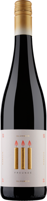 Eine Flasche Glühwein mit einem eleganten, goldenen Deckel und einem ansprechenden Etikett, das drei Kerzen zeigt.