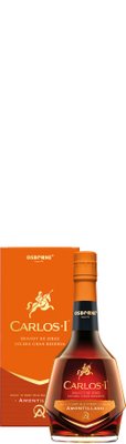 Die Flasche des Carlos I Brandy zeigt eine tiefrote Farbe, umgeben von einer ansprechenden, goldenen Verpackung.