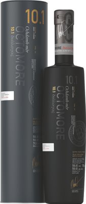 Eine elegante Flasche Octomore Whisky steht neben einer stilvollen Verpackung, beide in dunklen Farben gehalten.