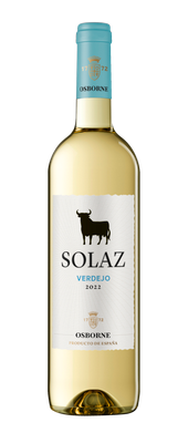 Eine elegante Flasche Solaz Verdejo 2022 mit einem stilisierten schwarzen Stier auf dem Etikett und goldenen Akzenten.