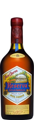 Ein ansprechendes Flaschendesign mit goldenen und roten Akzenten, das die Exklusivität des Tequilas unterstreicht.