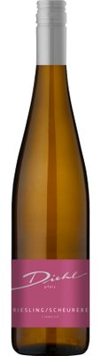 Eine elegante Flasche Riesling/Scheurebe mit einem modernen Etikett in lila und weiß, die Frische und Qualität verspricht.