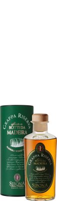 Eine elegante Flasche Grappa Riserva mit einem Holzverschluss, umgeben von einer stilvollen Verpackung in Grün.