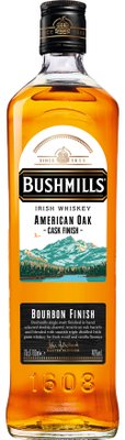Bushmills Whiskey, verpackt in einer stilvollen Flasche, die die Natur mit Bergen und Wasser im Hintergrund darstellt.