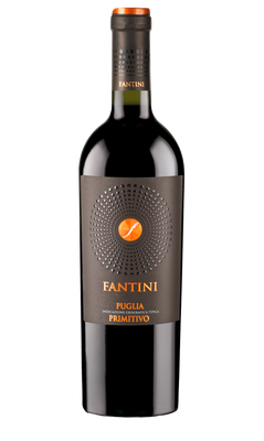 Eine elegante Flasche Fantini Primitivo aus Apulien, mit einem auffälligen, modernen Etikett und einem orangefarbenen Kapselverschluss.