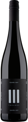 Eine elegante Flasche Rotwein mit einem minimalistischen Etikett, das die Aufschrift 'Cuvée Rot' und '3 Freunde' zeigt.